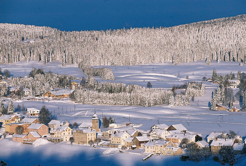 Le centre du village de l'Auberson en hiver