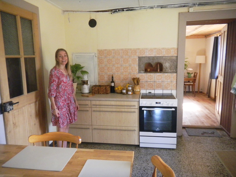 Edith dans la cuisine, chez nous