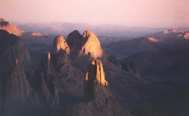 coucher de soleil sur les pitons de basalte du Hoggar