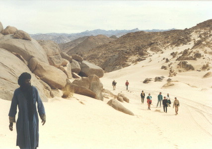 Couloir de sable blanc dans la Tefedest