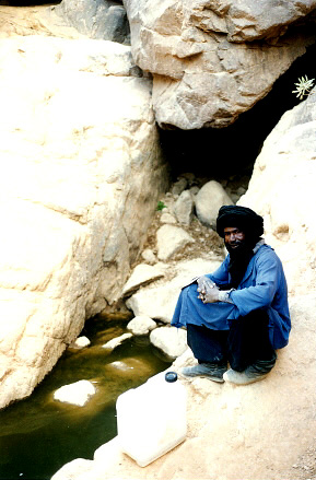 un Touareg devant une Guelta, dans le Hoggar